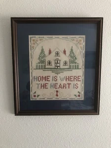 Antiker 13 x 15" Passepartout gerahmter Kreuzstich "HOME IS WHERE THE HEART IS" Sampler - Bild 1 von 7