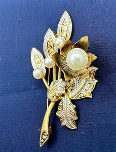 FLORAL SPANISH DAMASCENE BROOCH FAUX PEARL GOLD TONE METAL Brooch - Picture 1 of 12