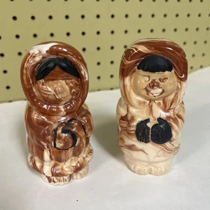 Figura de cerámica de recuerdo de esmalte por goteo marrón de primera nación esquimal inuit de Alaska de colección - Imagen 1 de 7
