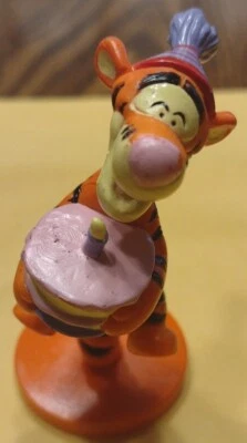 Lindo adorno de pastel de cumpleaños Applause Decopac Inc. Winnie the Pooh Tigger 3" Disney Foto 1 de 3