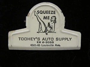 VINTAGE WERBUNG PAPIERKLAMMER. PIN-UP ""SQUEEZE ME"" TOOHEY'S AUTOVERSORGUNG - Bild 1 von 2
