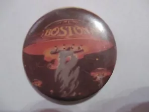 Insignia/pin vintage de Boston de rock clásico - años 80 - Imagen 1 de 2