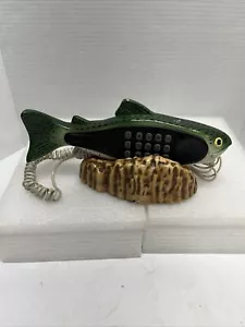 Telefono vintage trota arcobaleno con letto su una roccia o semplicemente arredamento. TT Tech. Vendi così com'è - Foto 1 di 5