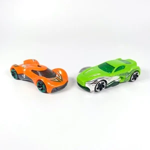 2 Stück - Zuru 2018 Bonfire Orange & Toxic Green Diecast Sportwagen 1:64 - Bild 1 von 16