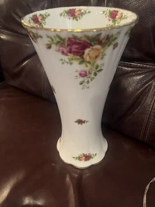 Vaso alto Royal Albert "Old Country Roses" 10 pollici osso Cina timbrato 1962 Inghilterra - Foto 1 di 4