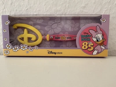 Neu OVP Disney Store Schlüssel DAISY DUCK 85.Geburtstag Sammlung  - Bild 1 von 3