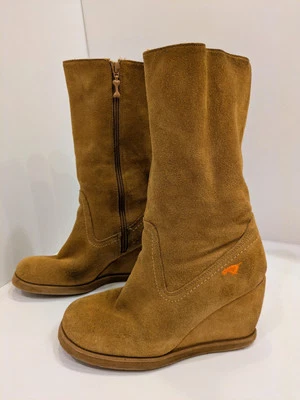 Bota de cuña de invierno forrada de lana de cuero gamuza tostado Rocket Dog para mujer talla 7,5 Foto 1 de 4