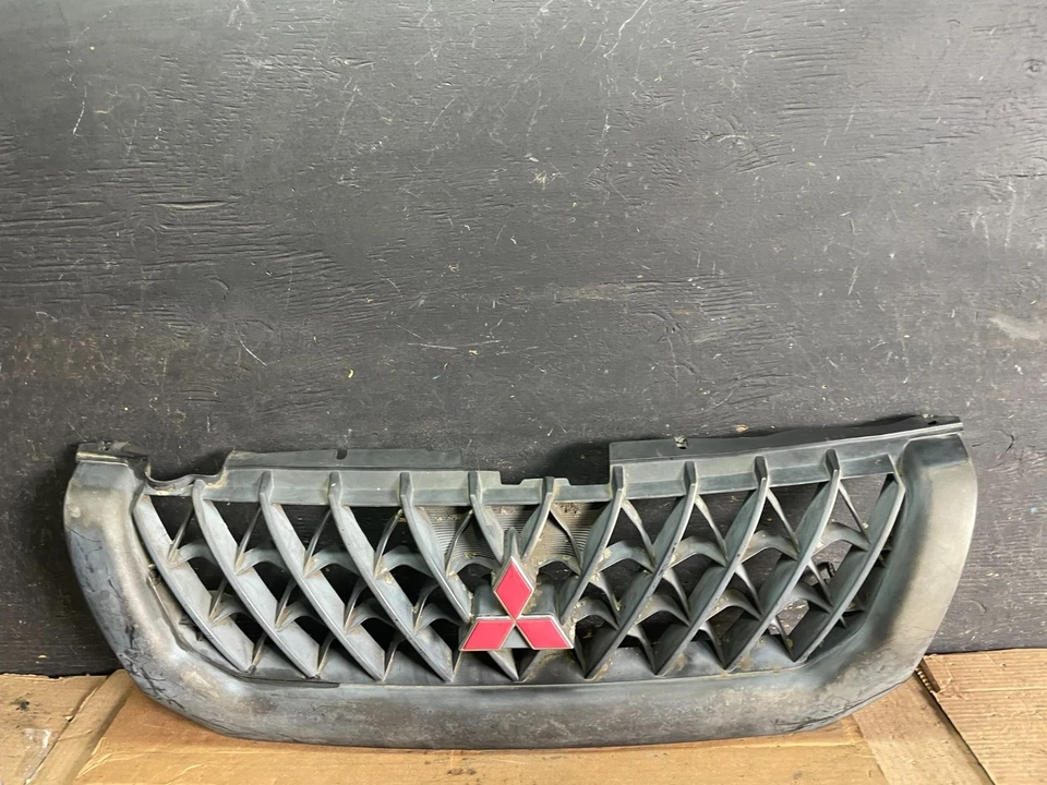 Передняя верхняя решетка радиатора 2000 2001 Mitsubishi Montero неоригинальная R0078 DG - Изображение 1 из 4