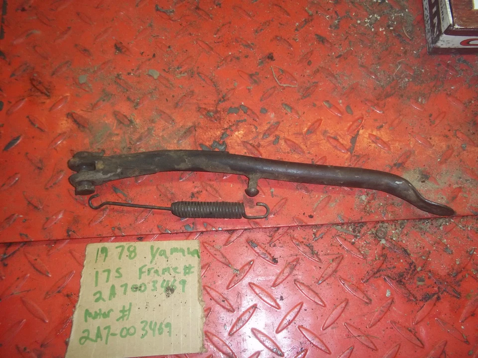 Yamaha 1978 DT 175 soporte y resorte tengo más piezas para esta moto/otras Foto 1 de 1