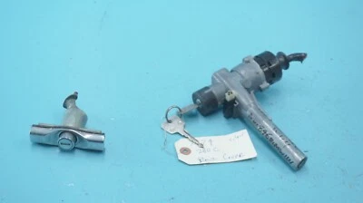 Mercedes-Benz W114 280C 1974 cupé, llave de encendido y maletero cromado bloqueo Foto 1 de 4