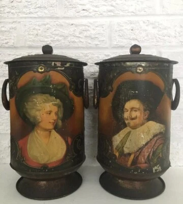 Par de vasos antigos vintage de urnas com retratos de Cavalier e Lady H 11"" - Imagem 1 de 4