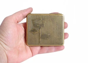 VINTAGE BRASS COMPACT FLOWERS POWDER WITH MIRROR - Imagen 1 de 10