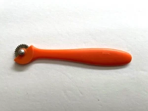 Vintage Orange Heart Tracing Wheel Tool - Imagen 1 de 2