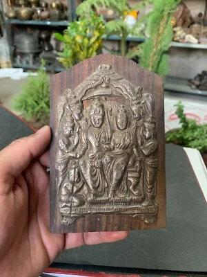 Estatueta antiga de bronze esculpida à mão do século XVIII Lord Ram & Sita em painel de madeira - Imagem 1 de 4