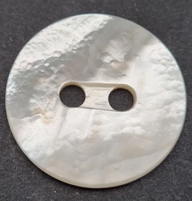 Weißer Perlmutt 2-Loch-Knopf 30-45 mm große Löcher / Mother-of-Pearl Button D6 - Bild 1 von 2