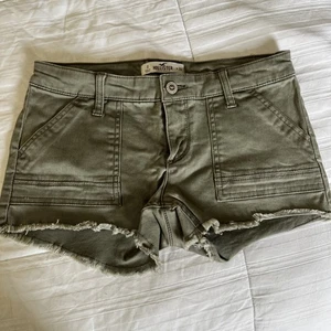 Hollister Shorts Junior 24 Low Rise Short-Short in olivgrün mit Stretch - Bild 1 von 9