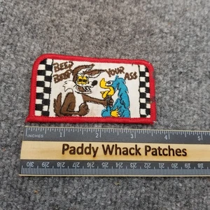 Vintage Wile E Coyote Roadrunner Beep Bee Your Ass Patch AA9 - Foto 1 di 2
