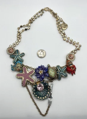 Collar Betsey Johnson X Sirenita Esmalte Estrás Platija Sebastian Foto 1 de 4