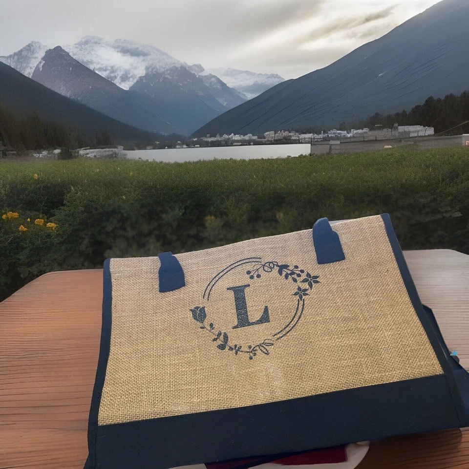 Bolso de Mano Mud Pie "L" Inicial Lona Negro Blanco Crema Bordado Grande  Foto 1 de 4