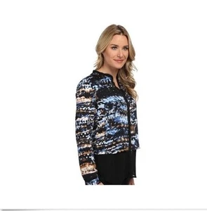 NUEVO CON ETIQUETAS DKNYC L/S Chifón Doble Capa Botón A Través Blusa Tallas S M L Precio de venta sugerido por el fabricante $99.50 - Imagen 1 de 4