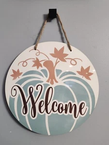 Letrero hecho a medida Welcome Pumpkin (Halloween) 12 pulgadas con respaldo de MDF (madera prensada) - Imagen 1 de 9