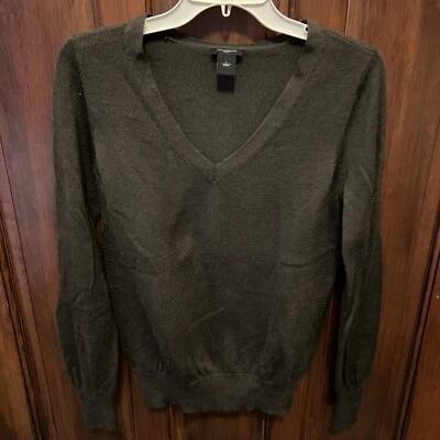 Suéter de lana Ann Taylor verde oliva cuello en V  Foto 1 de 4