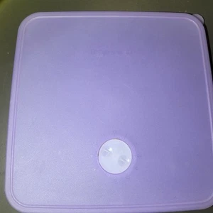 Tapa de repuesto Tupperware 4501A-2 púrpura en muy buena condición 8,5" cuadrada - Imagen 1 de 5
