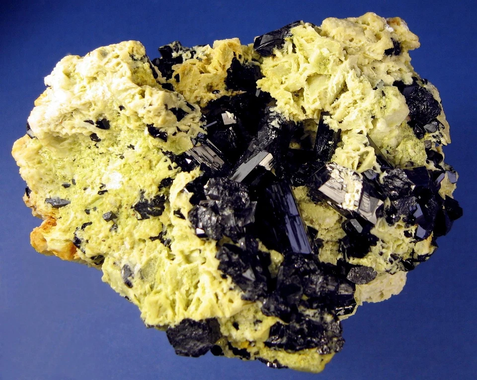 Turmalin auf Albit vom Hohenstein im Erongo in Namibia - Bild 1 von 1