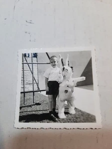 Vintage 1950er s/w Schnappschuss Foto 2 1/4" x 2 1/4" Osterhase Junge PB80 - Bild 1 von 1