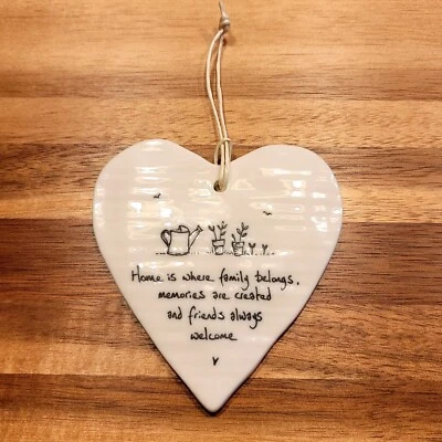 Adorno de corazón de porcelana "El hogar es donde pertenece la familia" amor de San Valentín usado en excelente estado Foto 1 de 4