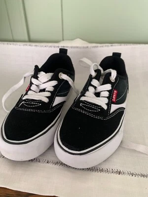 Zapatos deportivos Levi's negros para niño, talla 11, con cordones, excelente estado Foto 1 de 4