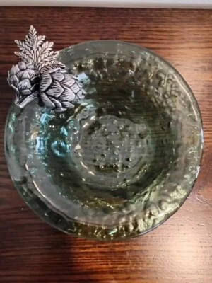 Tigela de vidro verde reciclado torta de lama com pinhas de metal - Imagem 1 de 2