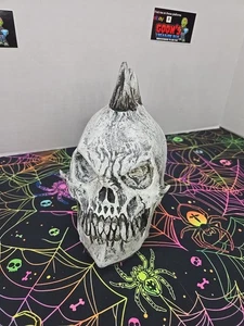 Punk Totenkopf Latex Geist Halloween 9"×5"x 8 7/8" Requisite Dekoration  - Bild 1 von 7