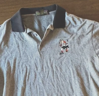 Camisa Polo Hombre Y2K Abuelo Negra y Gris con Bolsillo Bordado Personaje Foto 1 de 4