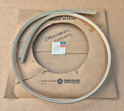 Chrysler LeBaron Dodge Diplomat 1980-1982 NOS MoPar puerta delantera tira moldeada Foto 1 de 3