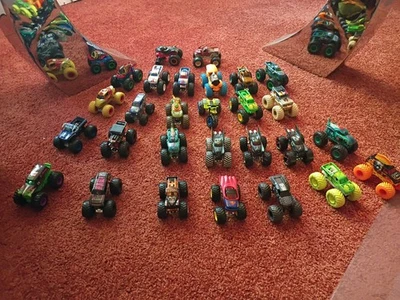 Lote de 28 camiones Hot Wheels Monster Jam 1:64 Foto 1 de 4