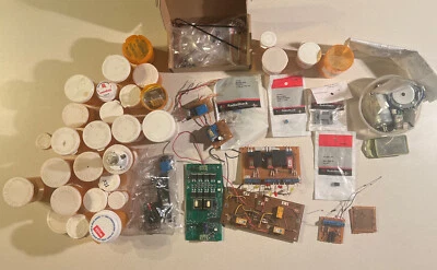 Lote de Relés Motores Controles de Señal Condensadores Resistencias Luces y Placas Foto 1 de 4