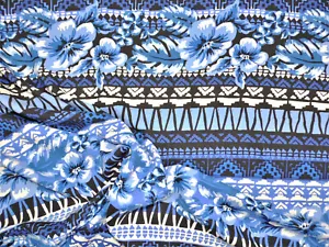 Challis Rayon Bekleidungsstoff Tropical Floral Azteken Blau Schwarz Weiß F500 - Bild 1 von 1
