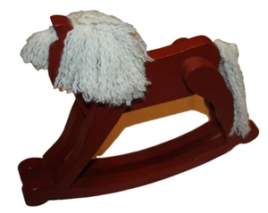 Caballo mecedor de madera de roble - muñeca talla 12"" x 14"" x 2"" hilo ondulado crema melena y cola - Imagen 1 de 7