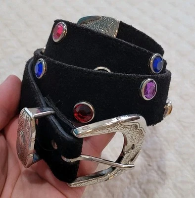 Cinturón Bethlynn Bejewled Negro Gamuza Colorido Tachuelas S/M Plateado Herrajes  Foto 1 de 4