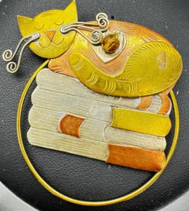 Broche Suéter Gato Tri Metal Bufanda Pin Latón Plata Cobre Gatito Dormir - Imagen 1 de 5