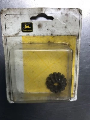 R27674  GENUINE John Deere GEAR - Image 1 of 2