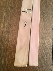 Skinny Beau Brummell dunkelrosa Krawatte quadratisches Ende flacher Boden Faltkonstruktion - Bild 1 von 4