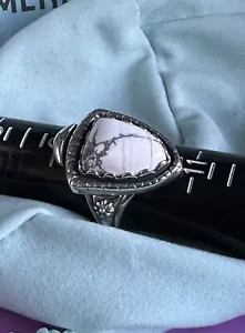 EN VENTA ANILLO PUNTA FLECHA HOWLITA BLANCO AW RELIOS NEGRO C NUEVO EN CAJA TALLA 10 (TAL CUAL) - Imagen 1 de 7