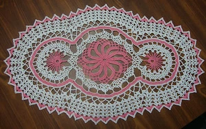 TAMS OVAL DOILY~PINK & WHITE~APPROX 13 x 22  INCHES~BIG~CROCHET~PINEAPPLE - Picture 1 of 1