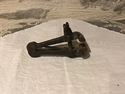 Ancien petit étau à main, métallique - Photo 1/4