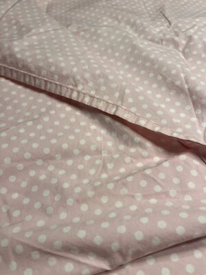 Sábana plana Pottery Barn Kids rosa con lunares blancos para niños pequeños Foto 1 de 4