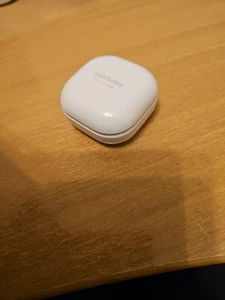 Genuine - Samsung Galaxy Buds Live (SM-R180) - CHARGING CASE ONLY - Mystic White - Picture 1 of 4