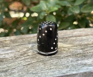 Dedal de cuerno de cebú orgánico hecho a mano en Madagascar - Imagen 1 de 5