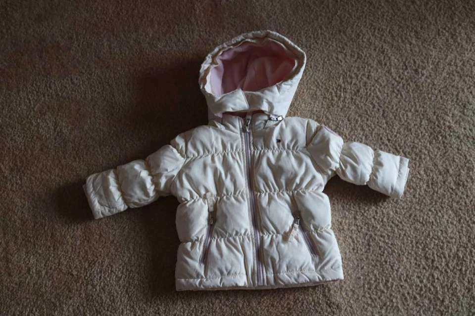 Tommy Hilfiger Chaqueta con Capucha Blanca para Niñas Pequeñas Cremallera Completa Talla 18 Meses Foto 1 de 4
